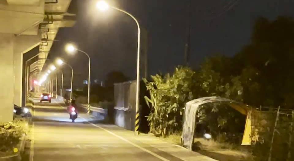 鑒於長榮大學馬來西亞籍鍾姓女學生遭勒擄棄屍案發生在暗道，台南市府將跨局處推動「點亮偏鄉計畫」，加強暗黑道路照明。 圖：取自黃偉哲臉書（資料照片）