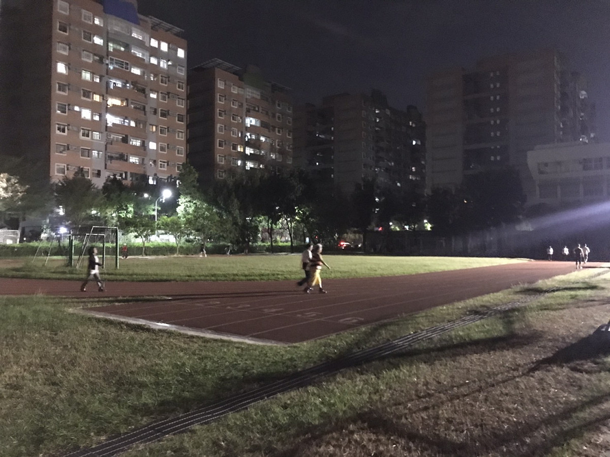 大同國小提升夜間照明，操場運動民眾感覺大放光明。 圖：讀者/提供
