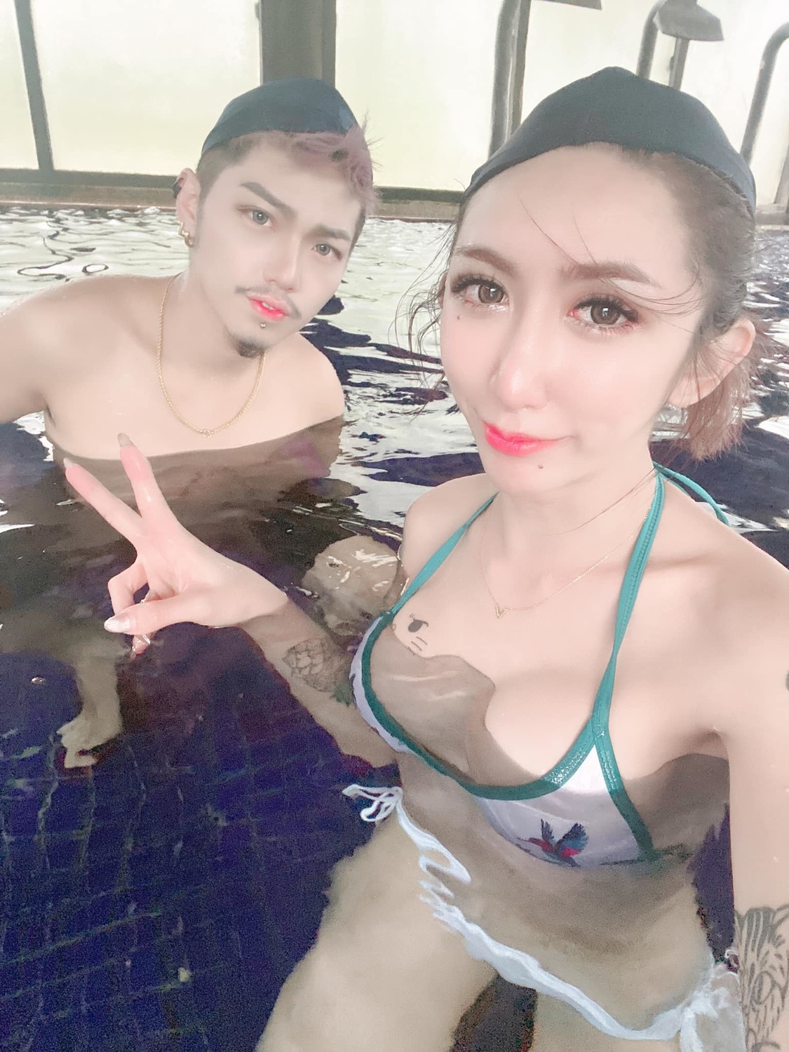 罔腰(右)與她的男伴目前仍在綠島度假，早上她與民宿業者道歉後，業者同意讓他們再住兩天。 圖：翻攝臉書粉絲專頁