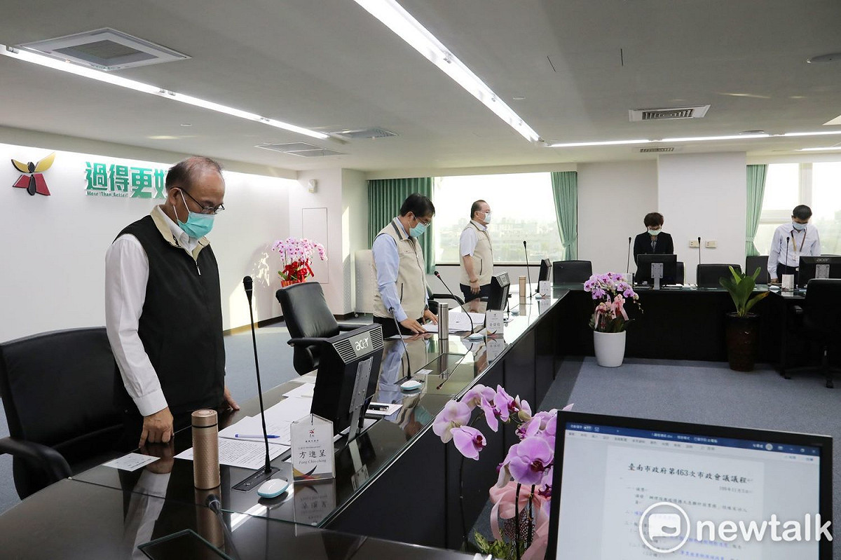 針對長榮大學女學生的不幸事件，台南市長黃偉哲在市政會議開始前，率領局處官員起立默哀一分鐘，並強調作為市長應該負起完全責任，深刻反省檢討。 圖：台南市政府提供