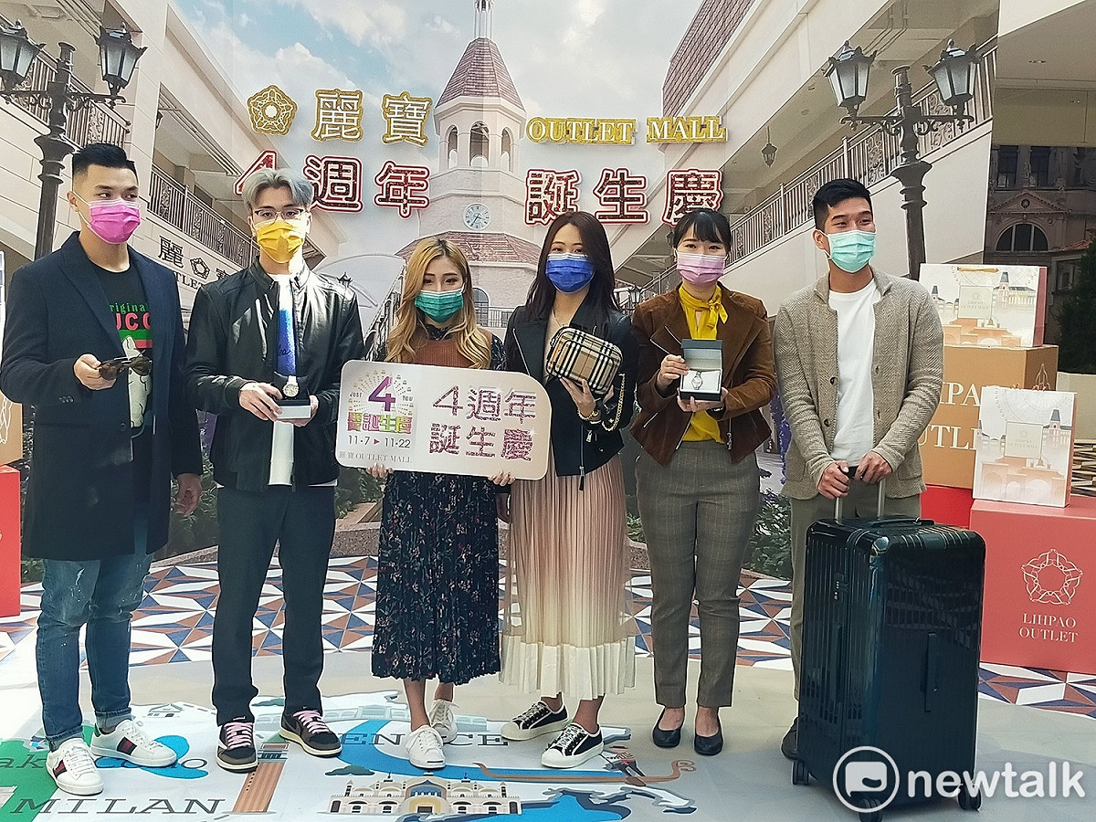 櫃哥櫃姊們全程佩戴時尚口罩。 唐復年/攝