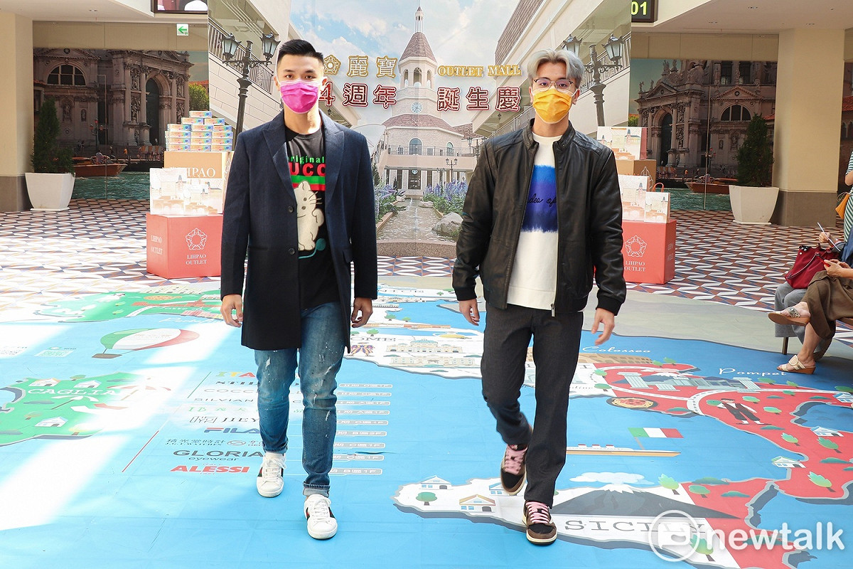 櫃哥佩戴時尚口罩走秀。 唐復年/攝