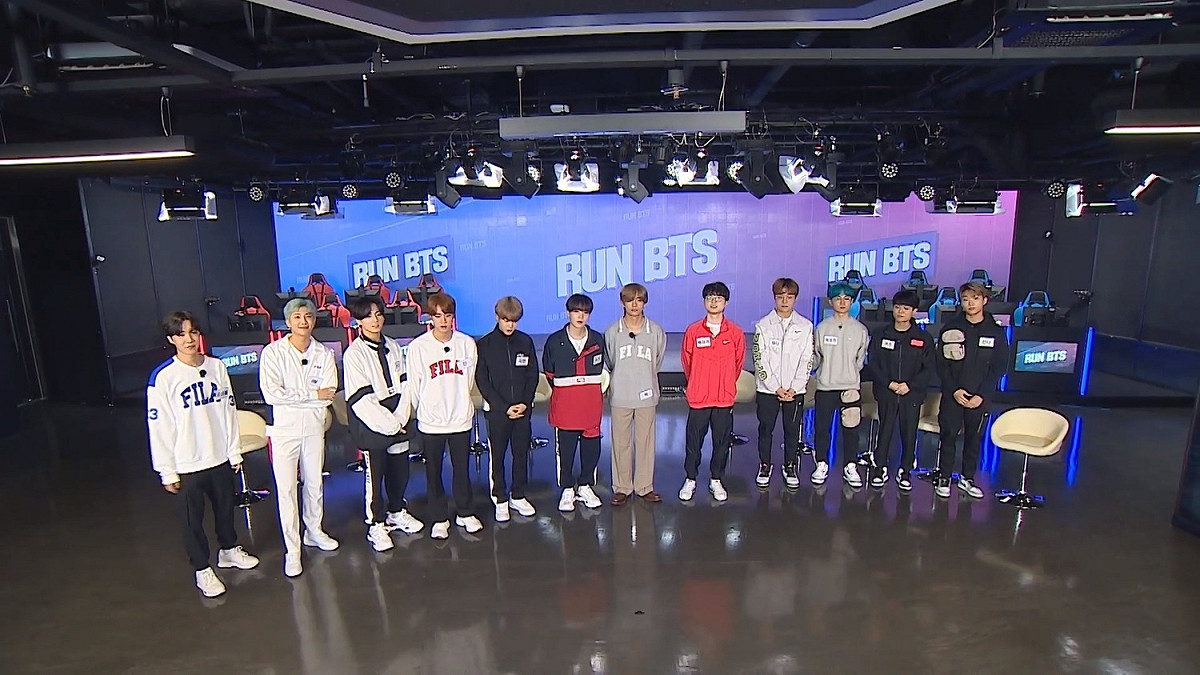 T1 旗下《英雄聯盟》戰隊選手參加知名韓團 BTS 的團體綜藝節目擔任特別來賓 圖：翻攝自 VLIVE