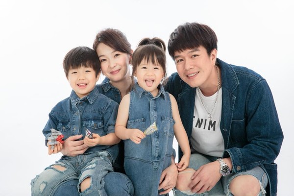 六月與丈夫李易共育有1子「Star」、1女「Shinny」。 圖：翻攝自六月臉書