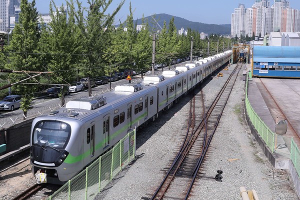 有「最美區間車」之稱的EMU900型通勤電聯車，因武肺疫情影響，外國技師無法如期來台，春節上路喊卡。 圖：台鐵局／提供