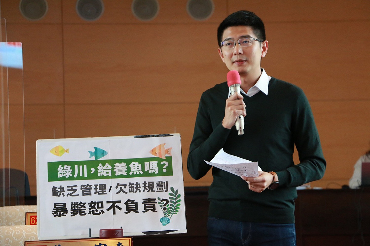 台中綠川魚兒群聚，市議員黃守達質疑市府任其自生自滅。 黃守達/提供