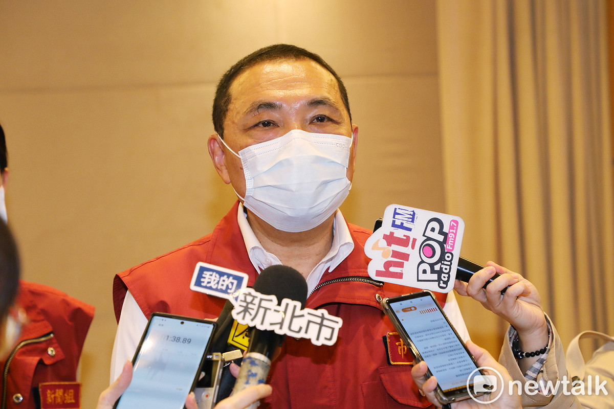 侯友宜提醒民眾，進到歡樂耶誕區沒有辦法保持適當距離，一定要戴起口罩。 圖：林昀真/攝