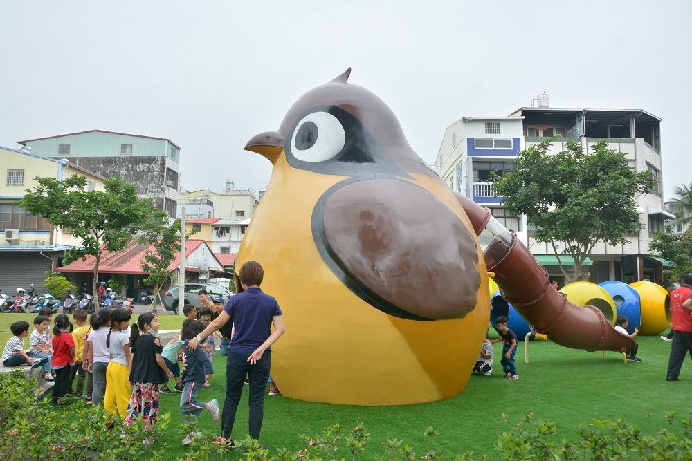 伯勞鳥造型溜滑梯。 圖：取自屏東縣政府網站