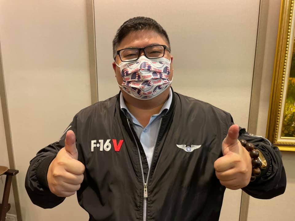 民進黨立委蔡易餘日前戴著川普口罩表態支持，然而川普敗選，面對網友嘲諷他「臉很腫」，蔡易餘自嘲回應，「我本來就是腫的。」 圖：擷取自蔡易餘臉書（資料照）