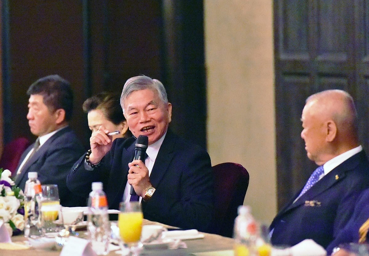行政院發言人羅秉成今（26）日表示，行政院副院長沈榮津（中）前曾以電話向工商協進會理事長林伯豐致意，就民間團體願意協助購買疫苗捐贈政府一事交換意見。（資料照片） 圖：行政院提供