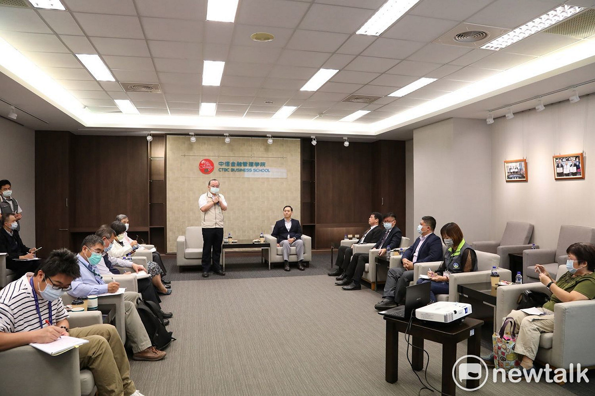 台南市副市長許育典率領相關局處到安南區中信金融管理學院進行校園安全座談，與校方針對校園安全進行溝通並交流意見。 圖：黃博郎／攝