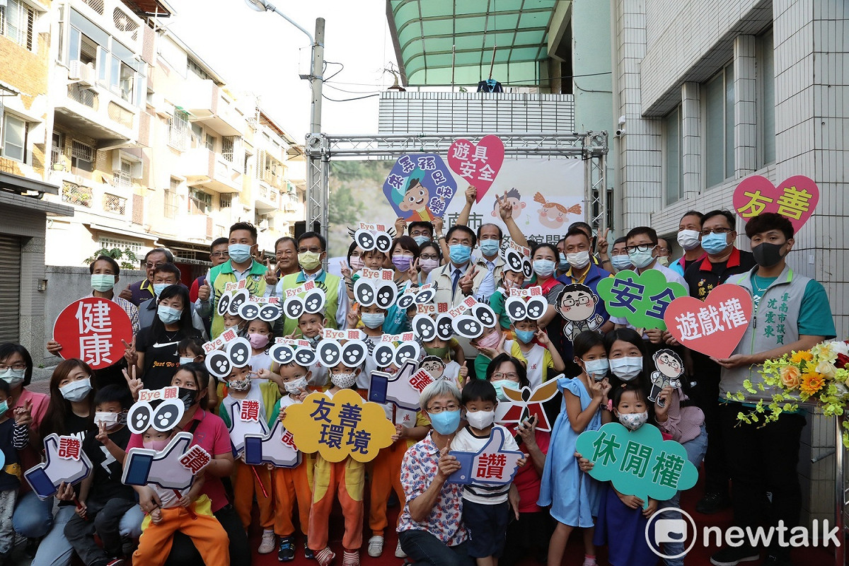 台南市政府運用原南區再興社區活動中心空間，委託崑山科技大學辦理的南區親子悠遊館今日溫馨開幕，由台南市長黃偉哲主持開幕典禮。 圖：黃博郎／攝