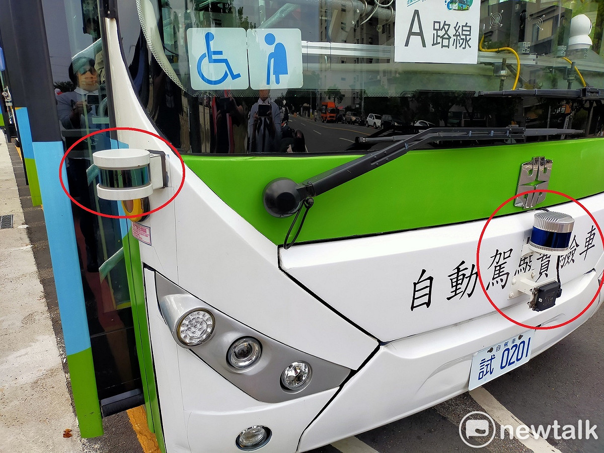 自駕巴士周邊有光達與雷達以便偵測各種突發狀況。 唐復年/攝