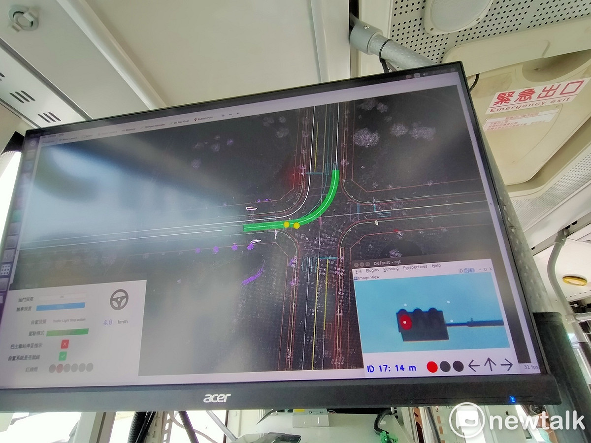 自駕巴士車上有螢幕可顯示車外狀況。 唐復年/攝