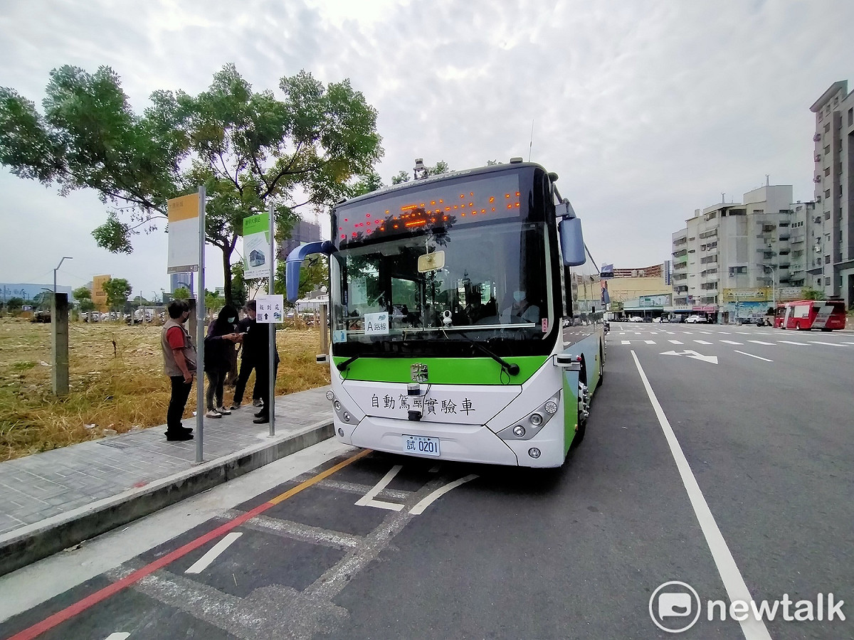 台中市自駕巴士2.0版開放民眾試乘。 唐復年/攝