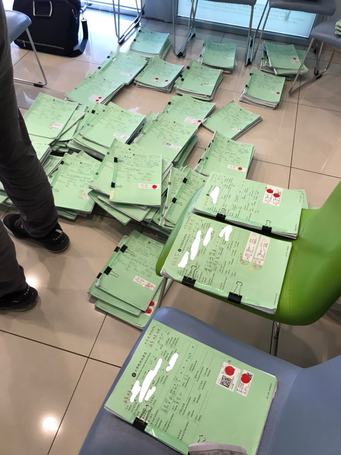 嘉義市大學眼科涉嫌詐取健保費，檢警查扣大批病例資料。 圖：嘉義地檢署/提供
