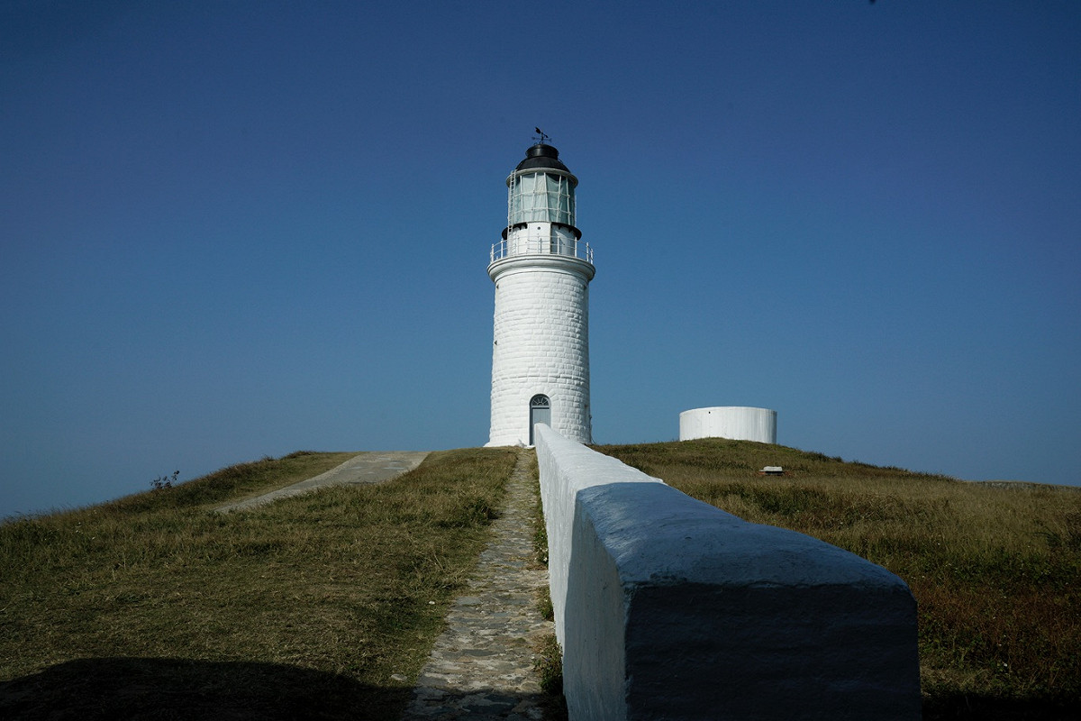 停航，沒有遊客的東莒，北風呼呼，東莒島上著名的東莒燈塔，難得出現沒有被遊客塞爆的風景。 圖：張良一/攝