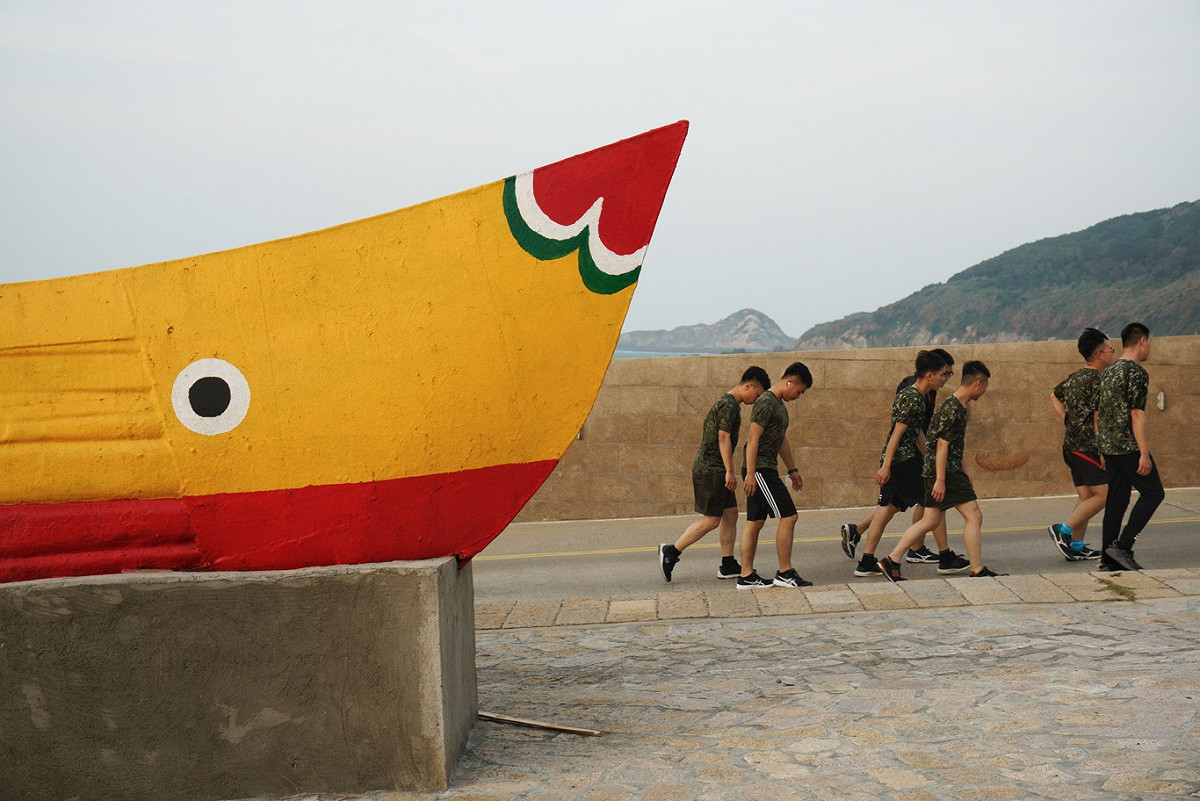 「關島」的東莒島，終於出現阿兵哥比遊客還多的景象。 圖：張良一/攝