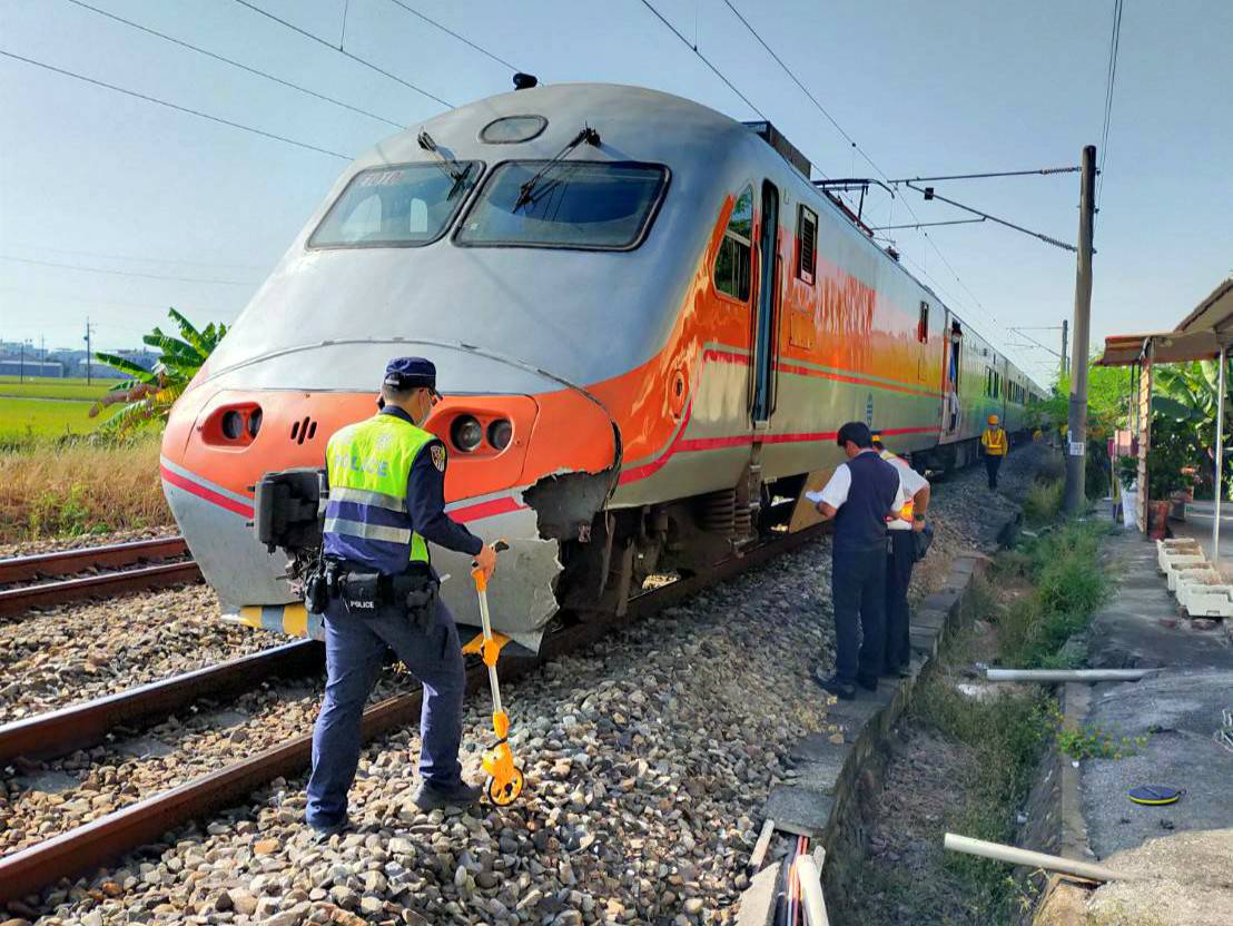 台鐵112次自強號因一公路轎車侵入平交道遭撞及，後壁＝南靖間列車有延誤情形，目前已恢復正常通車。 圖：台鐵局／提供