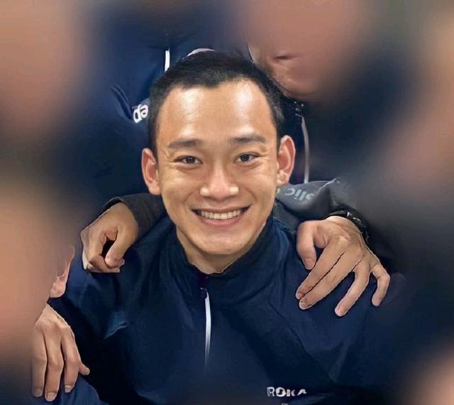 CHEN在軍隊中的近照看上去曬黑、消瘦不少，沒有以往偶像的光環。 圖：翻攝自韓網