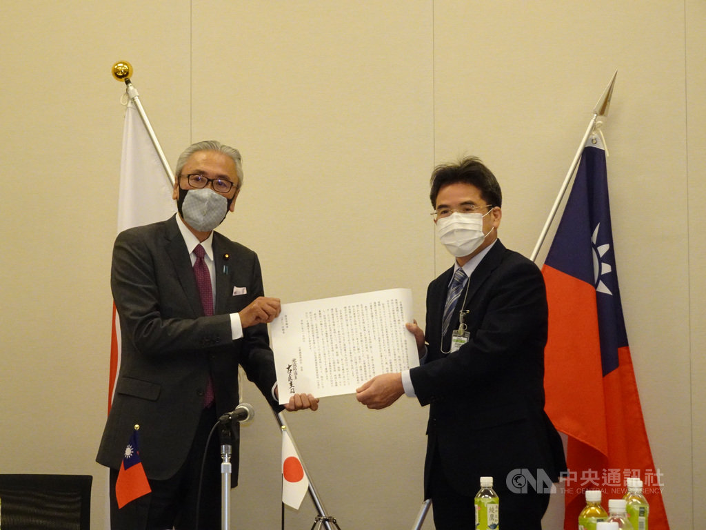 由日本超黨派國會議員組成的「日華議員懇談會」4日召開幹部會議，通過力挺台灣參與世界衛生大會的決議文。日華懇會長古屋圭司（左）將決議文交給厚生勞動省官員。 圖：中央社／提供