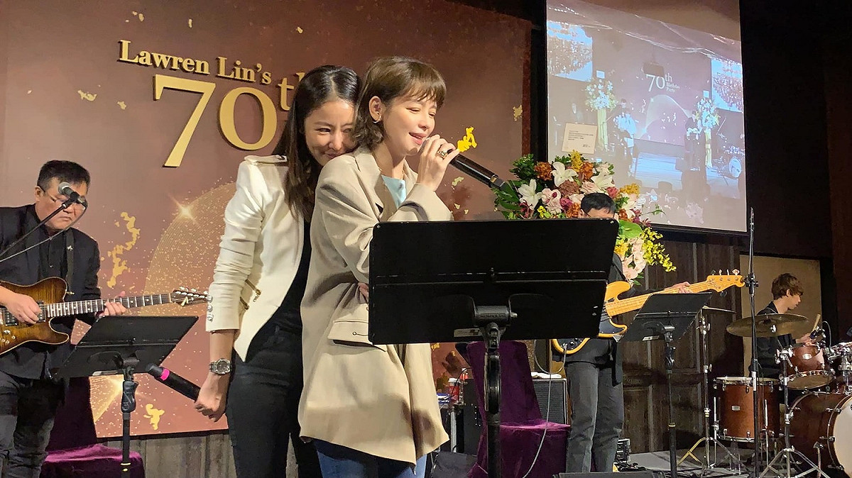 徐若瑄與林心如同台合唱，林心如感動到哭出來，霍建華貼心遞上衛生紙。 圖：翻攝自徐若瑄臉書