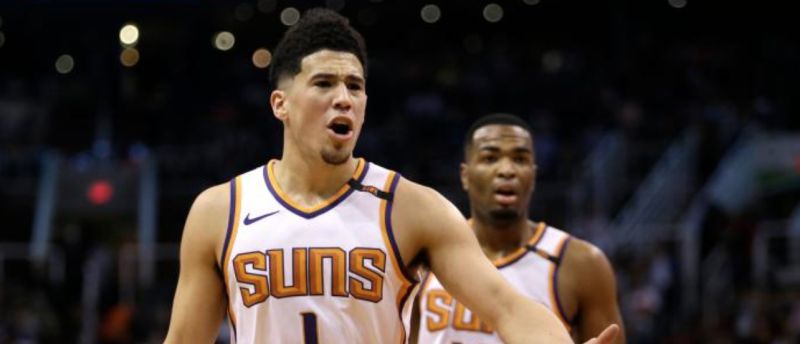 鳳凰城太陽球星Devin Booker傳出想離隊緋聞，但引來鳳凰城在地記者反駁。 圖／美聯社／達志影像