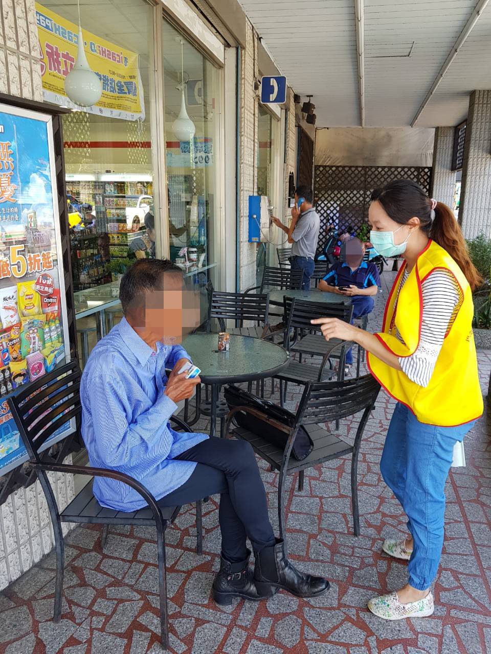 國民健康署呼籲，為了家人與自己的健康，請儘快戒菸。（圖為桃園市政府人員醒民眾請勿於禁菸場所吸菸） 圖：桃園市衛生局／提供