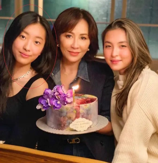 E神16歲愛女陳康提(最左)曝光美貌。 圖：翻攝自新浪娛樂微博
