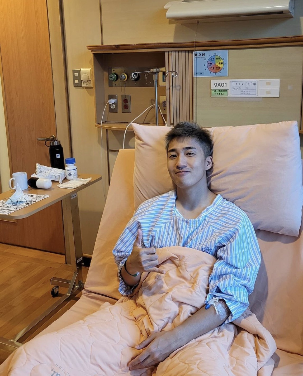 狼人殺王子樓峻碩今天在IG曬出自己身穿病服坐在病床的照片，透漏自己近日入院治療。 圖：翻攝Instagram
