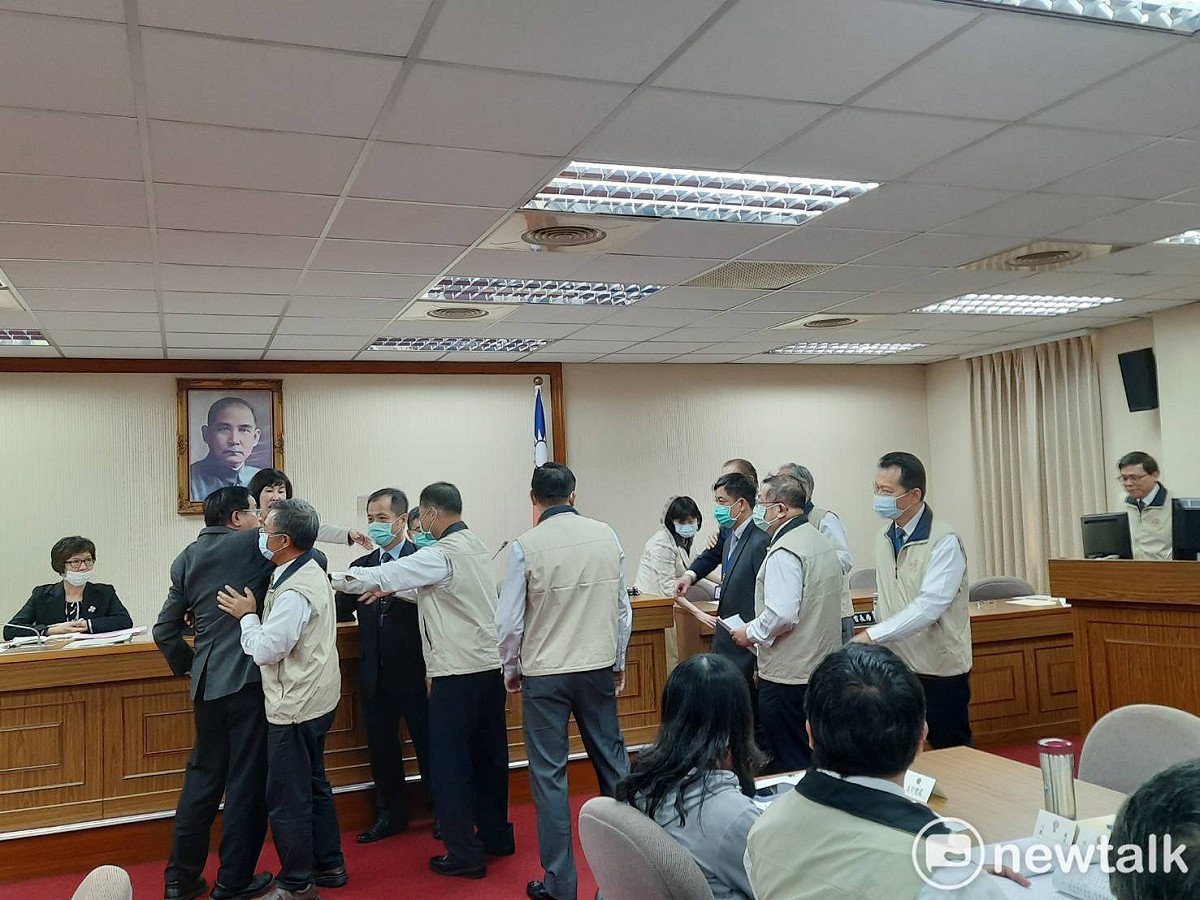 鄭天財昨在立法院國防及外交委員會質詢馮世寬時，爆發肢體衝突。 圖:陳佩君/攝