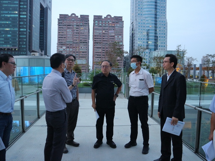 史哲(左三)是市總圖文創會館的催生者。 圖：高雄市政府/提供