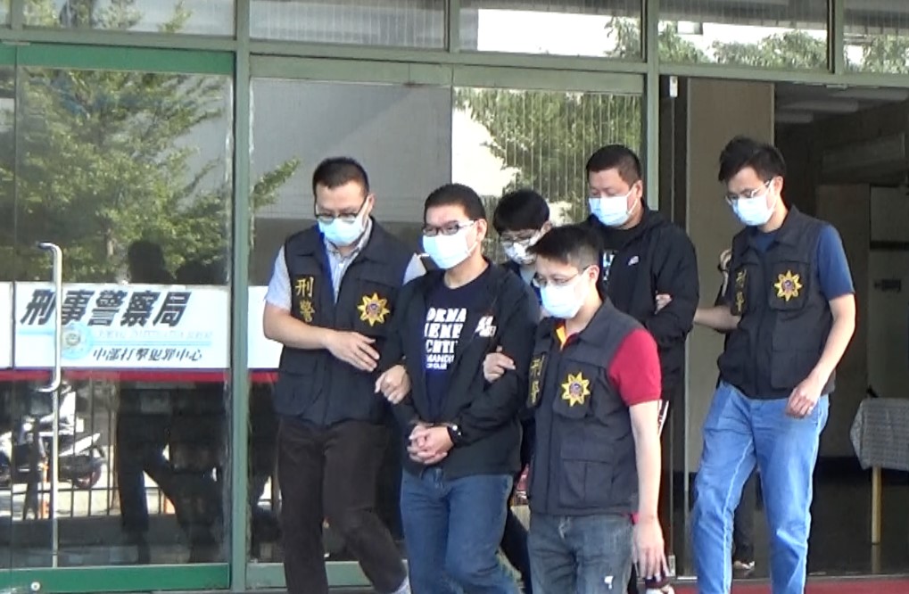 號稱「百億總裁」莊周文涉嫌洗錢、賭博、組織犯罪，遭檢方發布通緝，逃亡2個多月昨（4）日在彰化落網。 圖：刑事局中部打擊犯罪中心／提供
