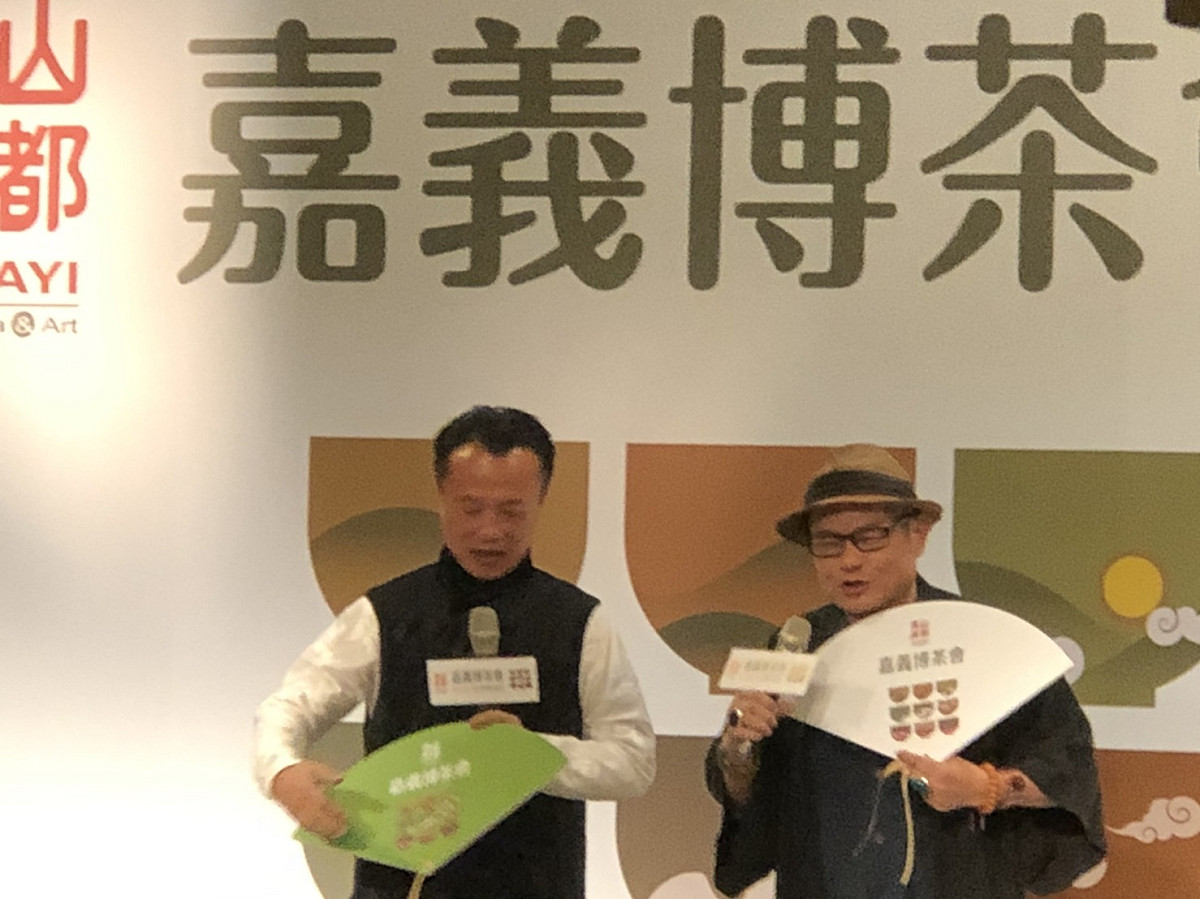 許效舜(右)今天出席活動時，除跟大家報告澎恰恰的近況外，也說明自己參選基隆市長目前的規劃與想法。 圖：楊瑾錚/攝