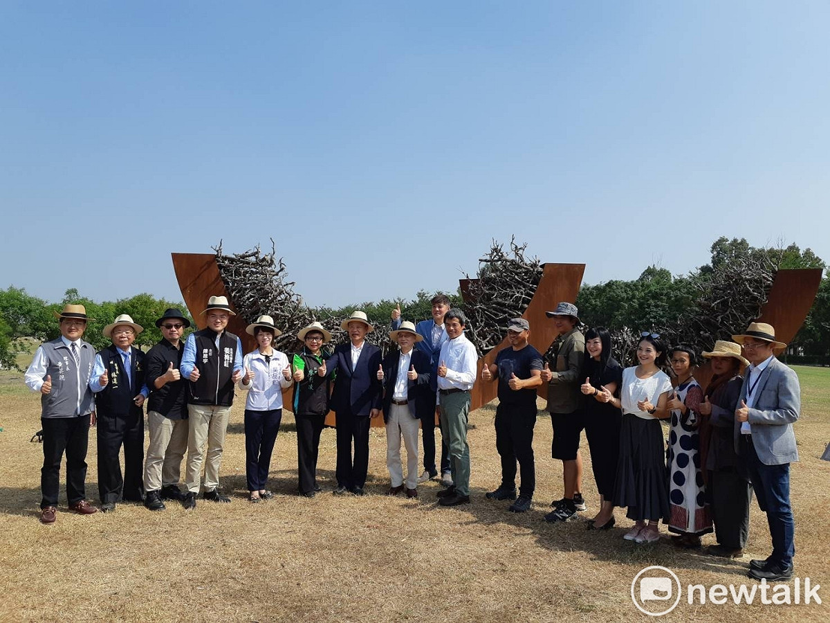 故宮南院戶外美術館今天開幕，縣長翁章梁等人主持開幕儀式。 圖：蔡坤龍/攝