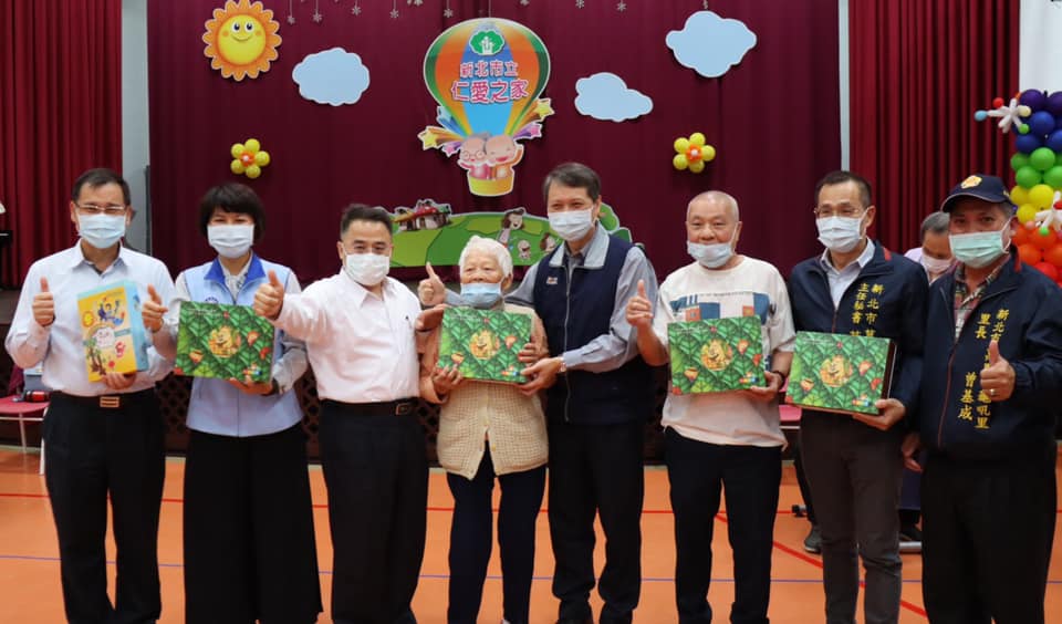 勞工局長陳瑞嘉 (右四)、新北市議員白珮茹 (左二)等人與長者合影。 圖：新北市勞工局提供