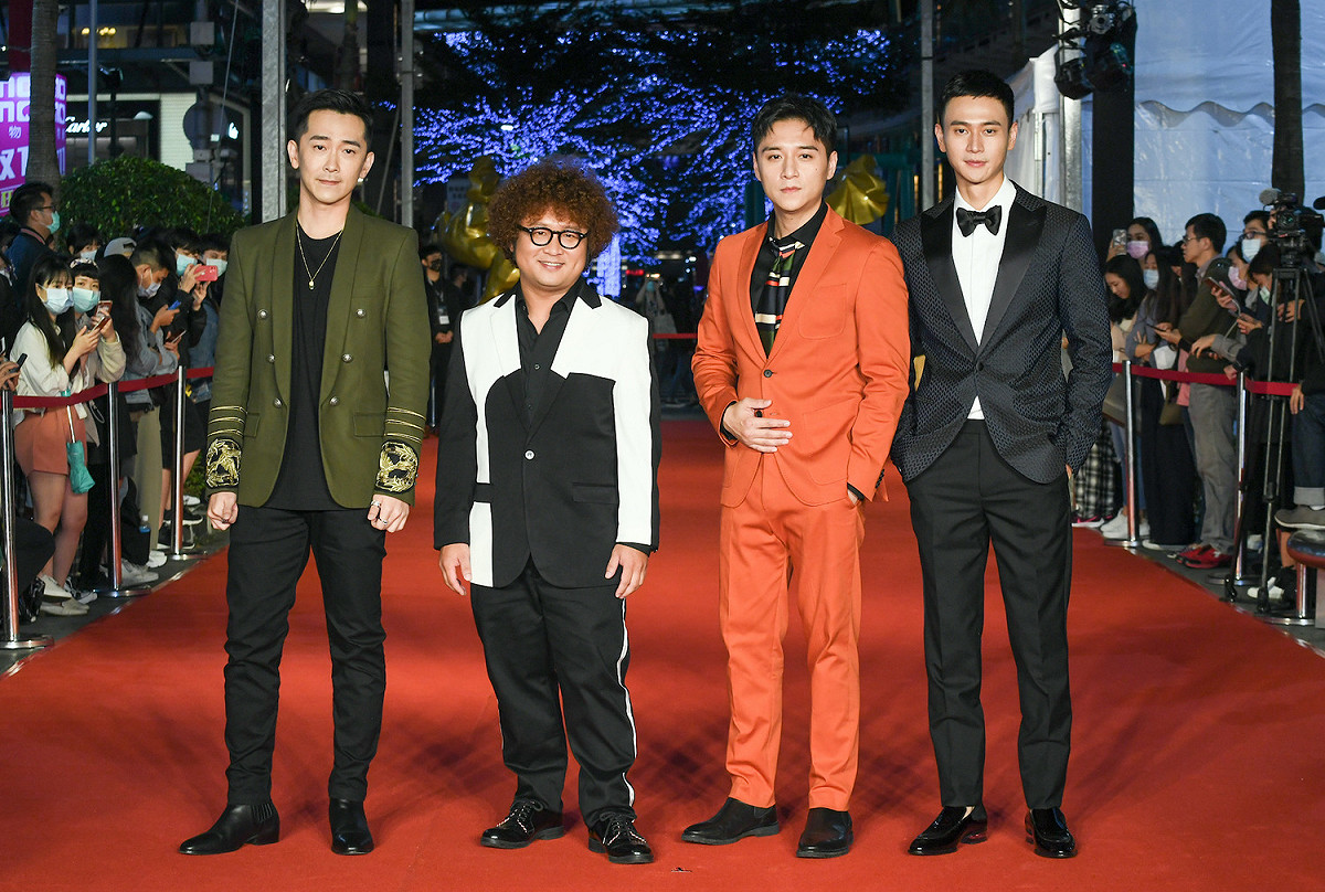 《同學麥娜絲》劇組，演員施名帥(左起)、納豆、鄭人碩、劉冠廷共同出席紅毯。 圖：金馬執委會/提供