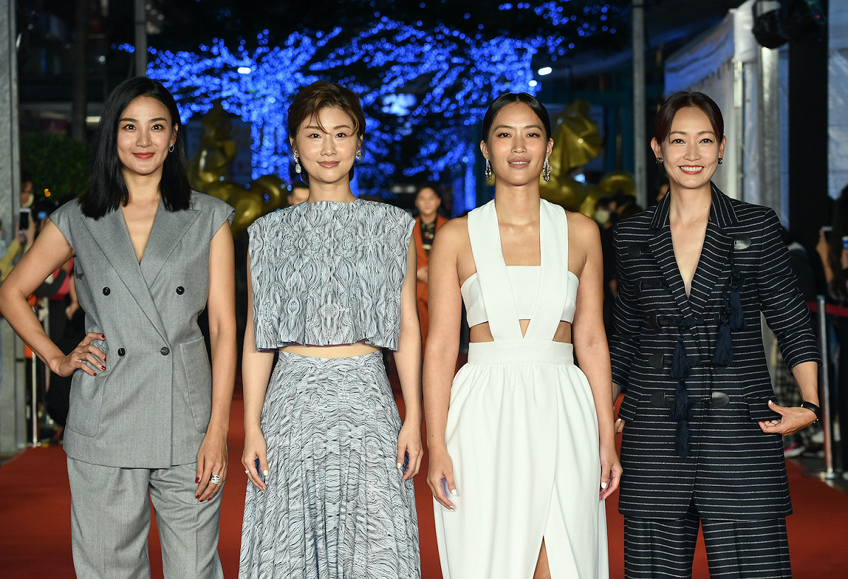 《同學麥娜絲》劇組，洪小鈴(左起)、朱芷瑩、鄭宇彤、潘慧如，共同出席紅毯。 圖：金馬執委會/提供