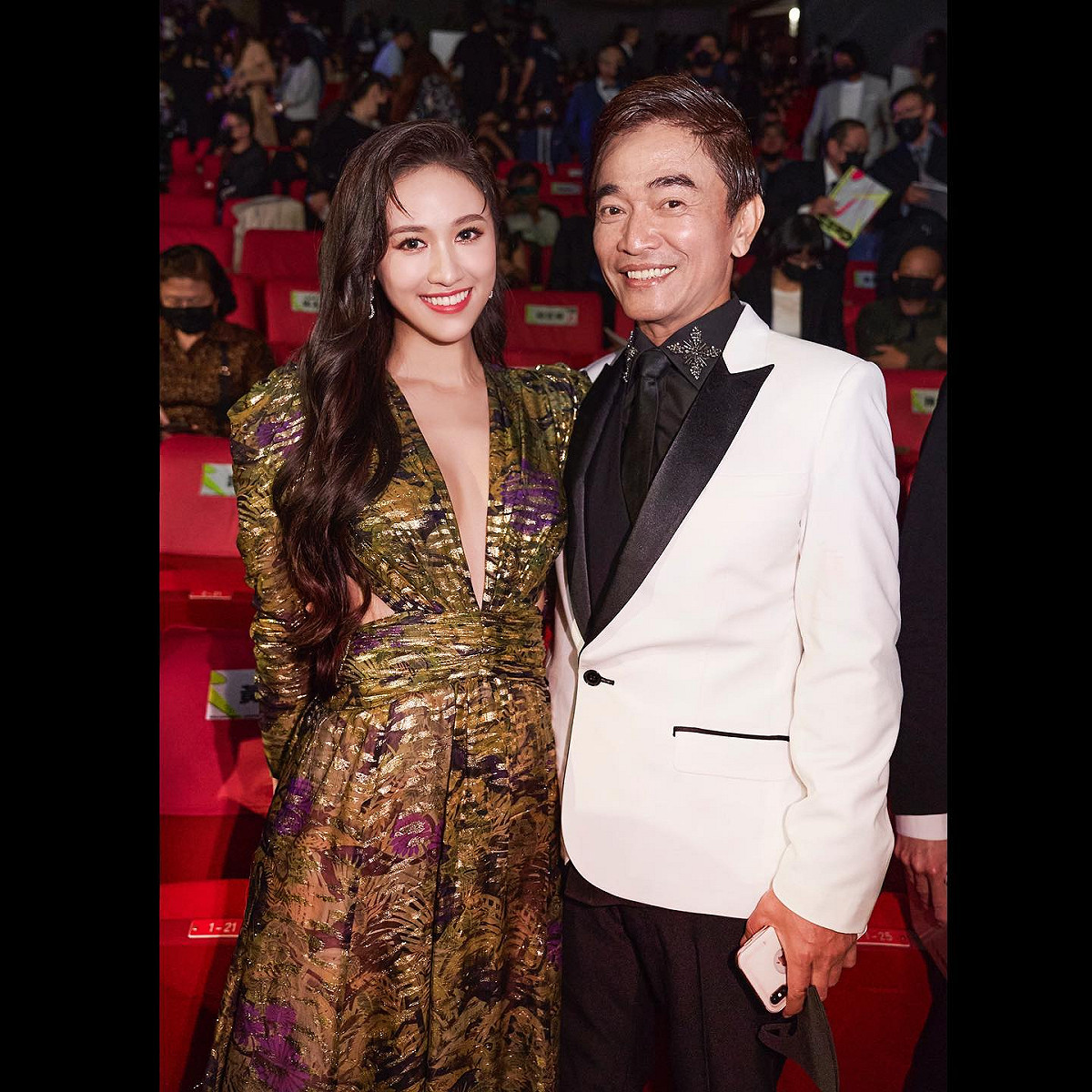 吳宗憲(右)女兒Sandy吳姍儒(左)在老爸的嚴格控管下，即便出席金鐘獎頒獎典禮，服裝仍是較保守、知性。 圖：翻攝臉書粉絲專頁