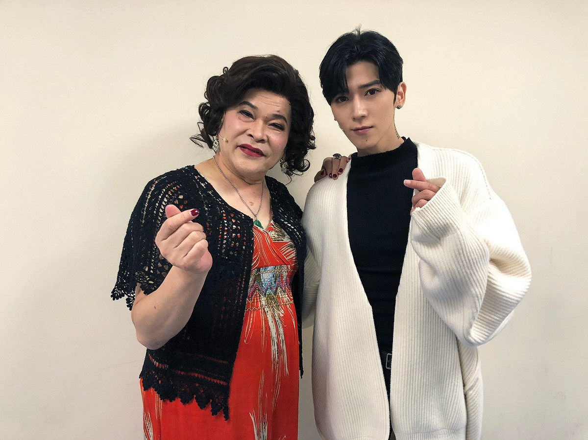 歌手畢書盡(右)首次音樂劇就與資深藝人澎恰恰(左)合作。 圖：老鷹音樂/提供