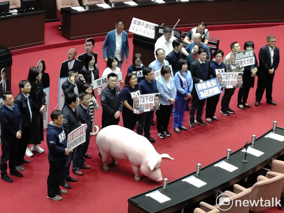 國民黨團於議場內抨擊行政院團隊。 圖：黃建豪/攝