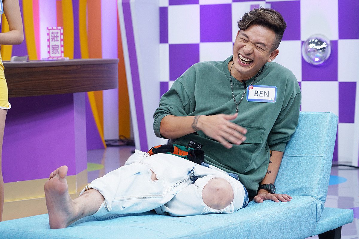 阿BEN在遊戲「就是要雷你」輸了被打腳底板，讓他痛翻天。 圖：狼谷育樂台提供