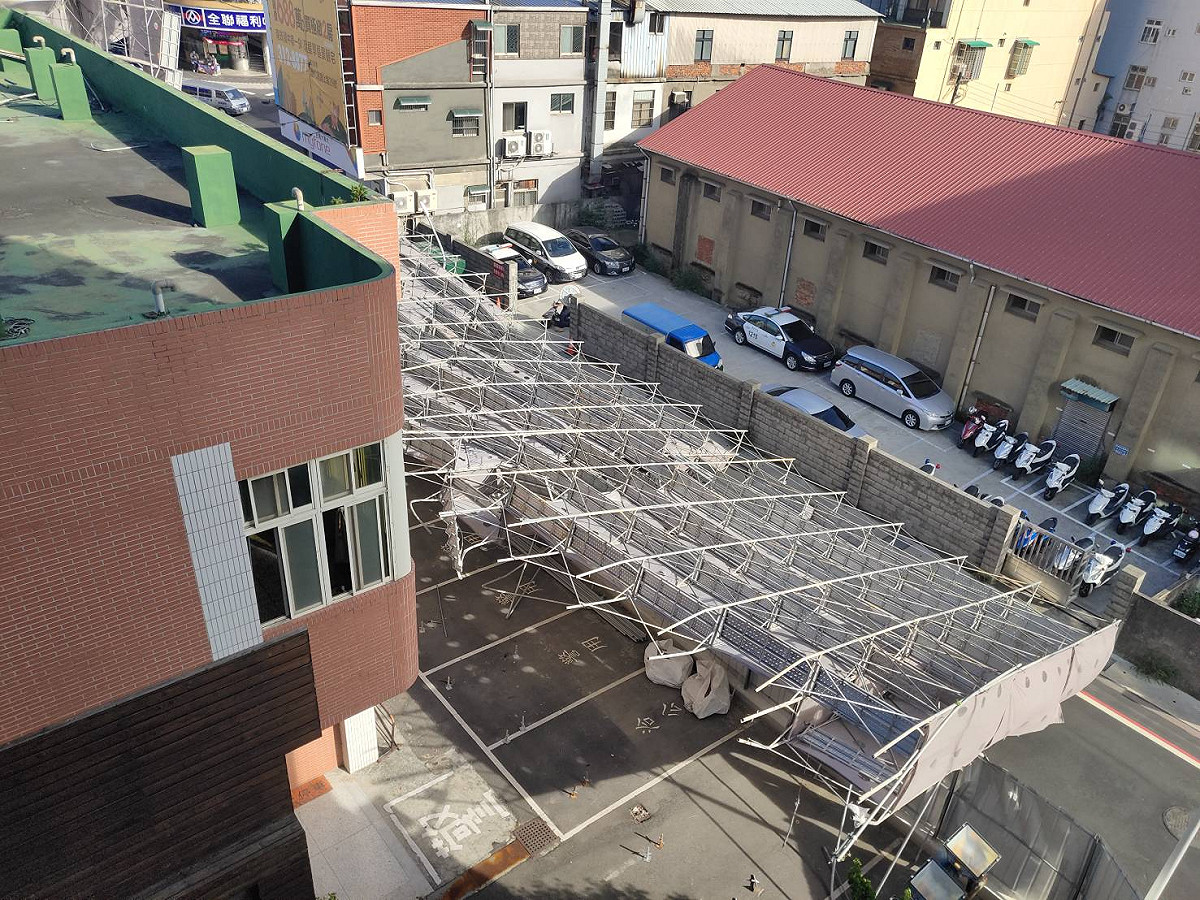 受強大風力吹拂關係，桃園市蘆竹分局新建工程外圍鷹架下午突然發生倒塌意外。 圖：林昀真／翻攝