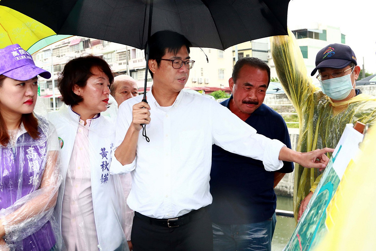 陳其邁(左三)冒雨前往梓官視察中正路抽水站。 圖：高雄市政府/提供