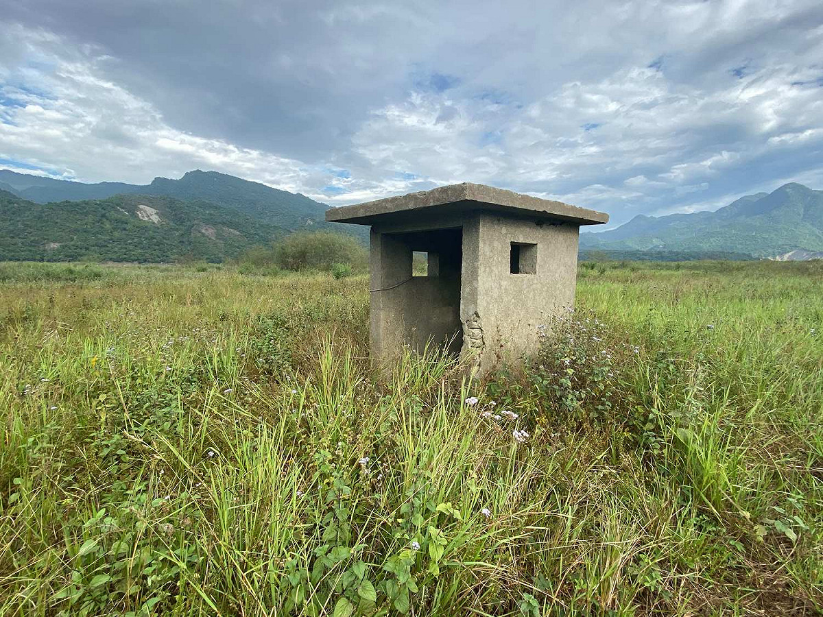 嘉義縣曾文水庫部份見底，庫底有60多年歷史的國軍崗哨重見天日。 圖：嘉義縣記者公會/提供