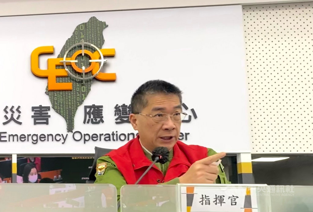 輕度颱風閃電漸遠離台灣，中央災害應變中心7日上午召開第7次工作會報，指揮官、內政部長徐國勇（圖）表示，仍要注意帶來強陣風等狀況，尤其有民眾從事山區、水上活動更要注意安全。