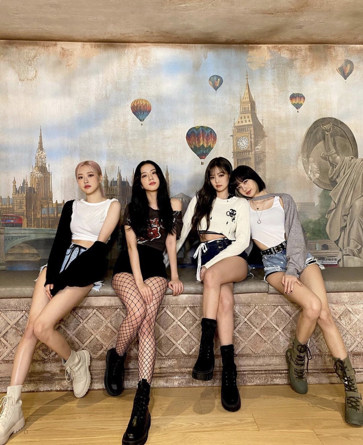 南韓女團BLACKPINK因錄團綜《24/365 with Blackpink》戴全妝抱剛出生的熊貓，引發網友撻伐。 圖：翻攝Instagram