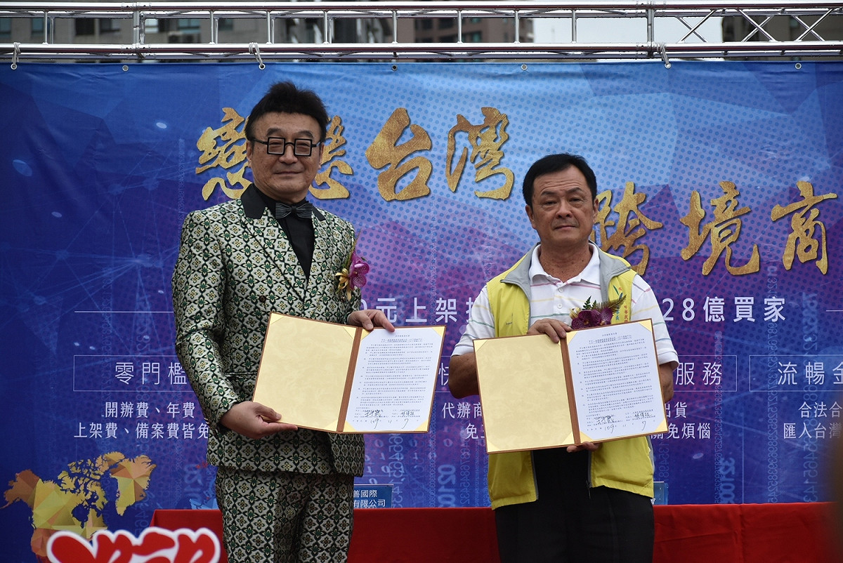 巡善國際總經理王于宬(左)與合作廠商簽約。 圖：孫家銘/攝