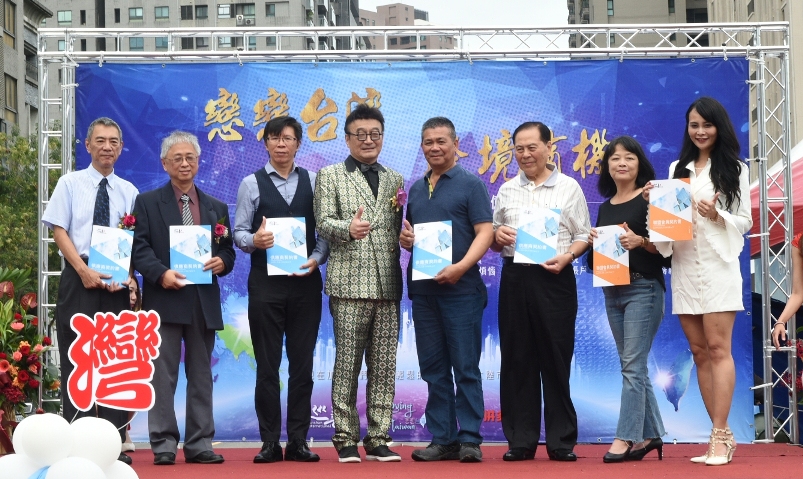 巡善國際總經理王于宬(左四)授予供應商合約書。 圖：孫家銘/攝