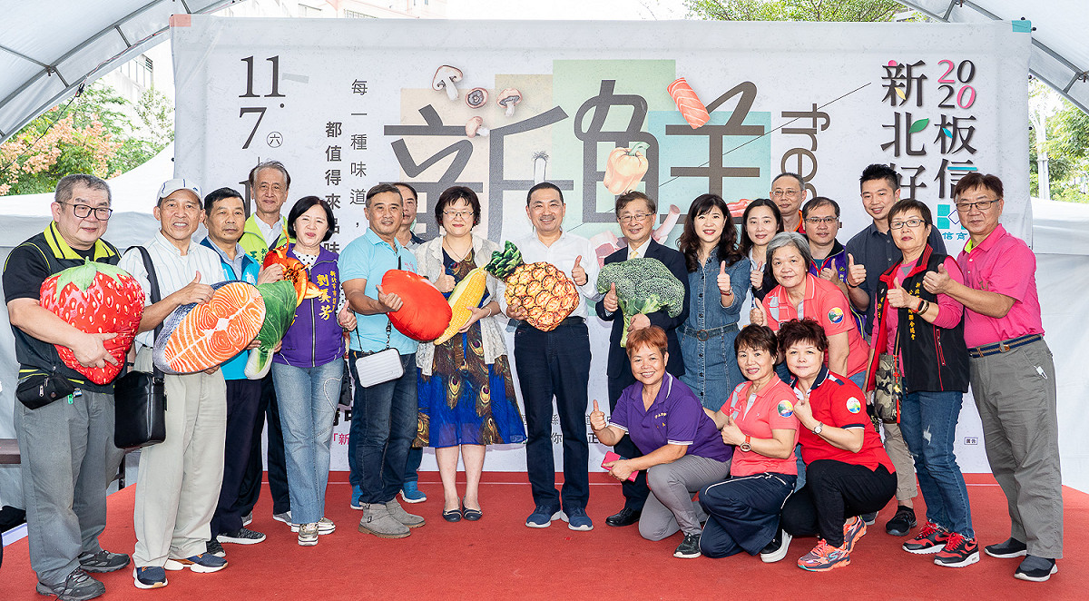 「2020板信新北好市節」邀集新北各區公有市場共36攤一同展售，現場人潮洶湧。  圖：新北市經發局市場處提供